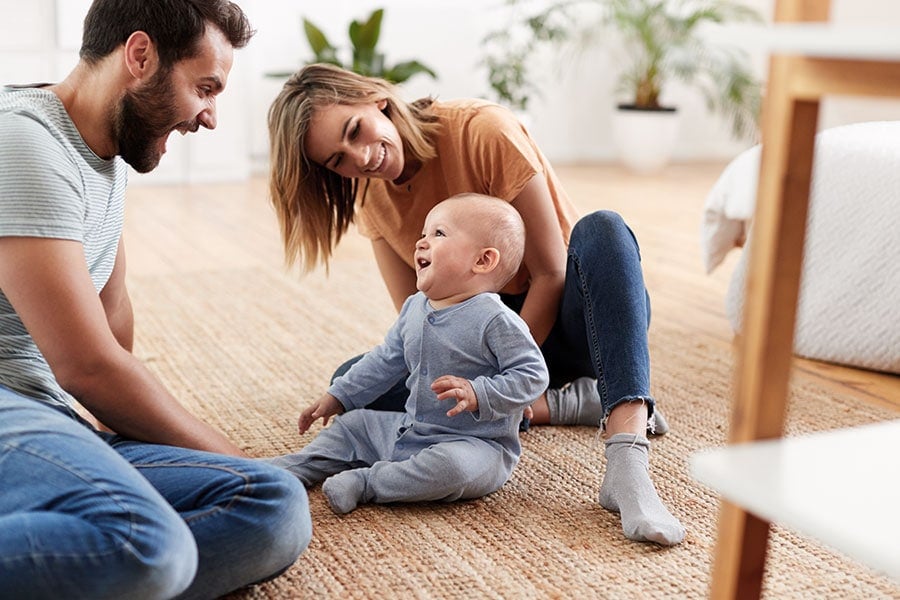 Parent et enfant qui jouent - Prendre soin d'un bébé hémophile - Hémophilink