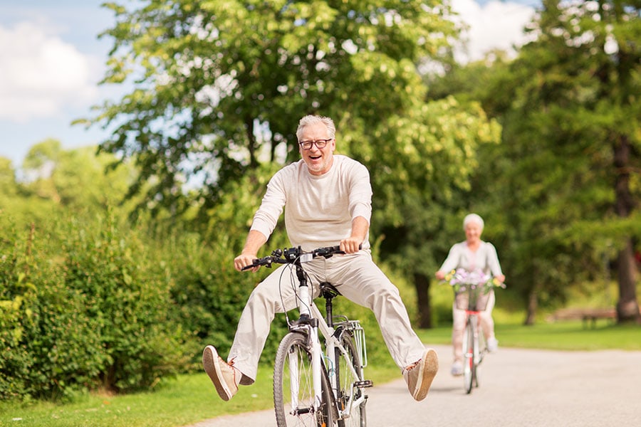 Couple de séniors à vélo - Activités pour hémophiles - Hémophilink